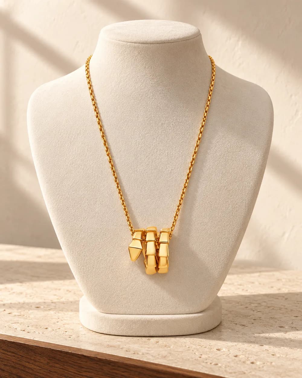 Bvlgari Serpenti Viper pendant — Gold tone