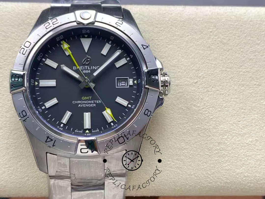 Breitling Avenger GMT 44MM Yellow Pointer A32320101B1A1 Replica — view 1