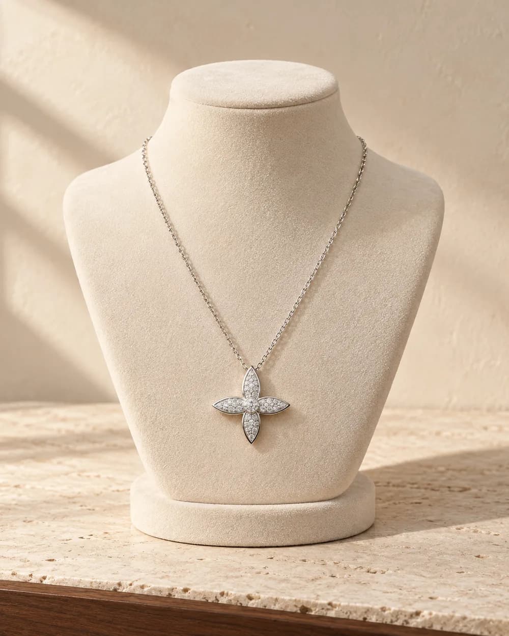 Louis Vuitton Idylle Blossom pendant — Silver tone